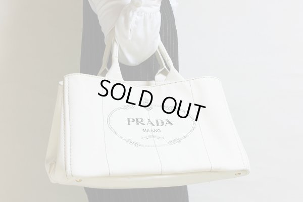 プラダ　カナパ トートバック BN1872 GREZZO アイボリー系　持ったイメージ