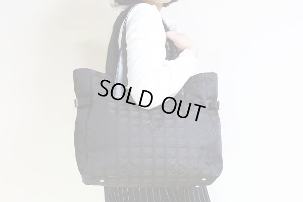 シャネル ニュートラベルライン トートGM A15825 ダークブラウン/ブラック 装着イメージ