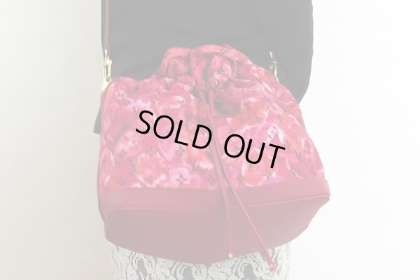 ルイヴィトン　ノエフルMM M94313 ローズアンディアン　巾着状態　持ったイメージ