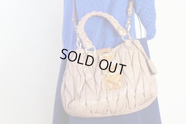 ミュウミュウ マテラッセ2WAYバック RN0473 ピンクベージュ(CAMMEO) 持ったイメージ(1)