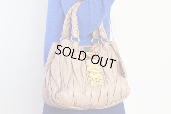 ミュウミュウ マテラッセ2WAYバック RN0473 ピンクベージュ(CAMMEO) 持ったイメージ(2)