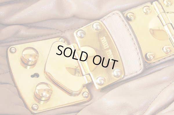 ミュウミュウ マテラッセ2WAYバック RN0473 ピンクベージュ(CAMMEO) 金具アップ