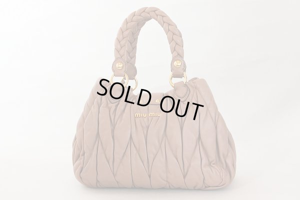 ミュウミュウ マテラッセ2WAYバック RN0473 ピンクベージュ(CAMMEO) 裏面