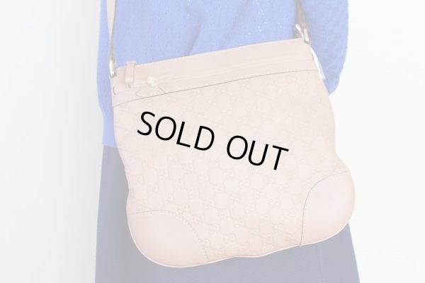 グッチ ショルダーバック 257065 527066 ピンクベージュ 持ったイメージ