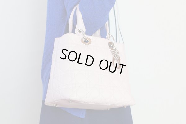 クリスチャンディオール レディディオール ハンドバック CAL44941 ピンク 持ったイメージ