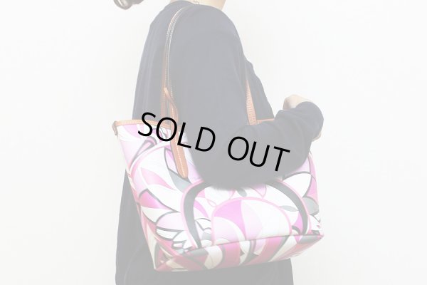 エミリオプッチ ショルダーバック 41BE20 41239 H58 ピンク/マルチ 中身 持ったイメージ