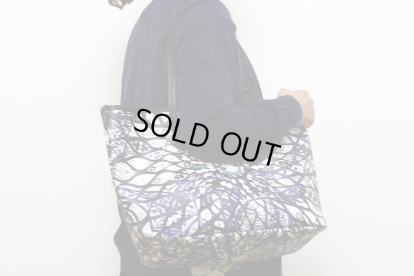 エミリオプッチ トートバック ブラック/ マルチ 持ったイメージ