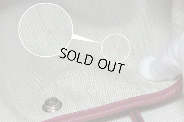 バッグ内側にボールペンのような小さなシミがあります。