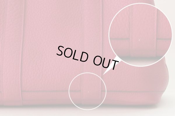 バッグ正面、下部に小キズがあります。