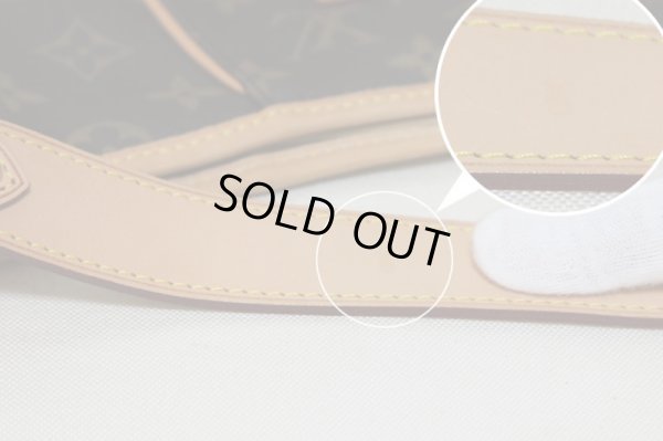 持ち手のヌメ革に小さなシミが見受けられます。