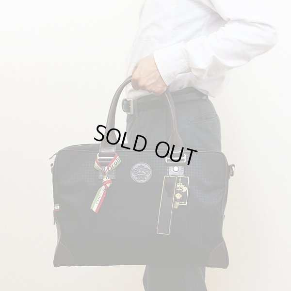 オロビアンコ  ビジネスバック VERNE ブラック/マロン 持ったイメージ