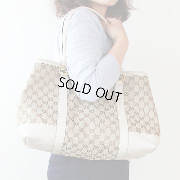 グッチ  トートバック 353122 002404 ベージュ/アイボリー 持ったイメージ