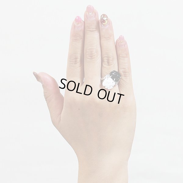 シャネル　750WG オニキスホワイトアゲートダイアイリリング J2938 6.90g　装着イメージ