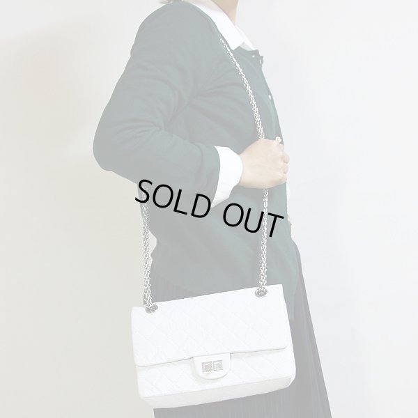 シャネル 2.55ライン Wチェーンショルダーバック A30225 ホワイト ヴィンテージ加工 掛けたイメージ(1)