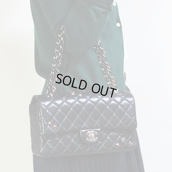 シャネル マトラッセ てんとう虫 Wチェーンショルダーバック A49455 ブラック/SIV金具 持ったイメージ