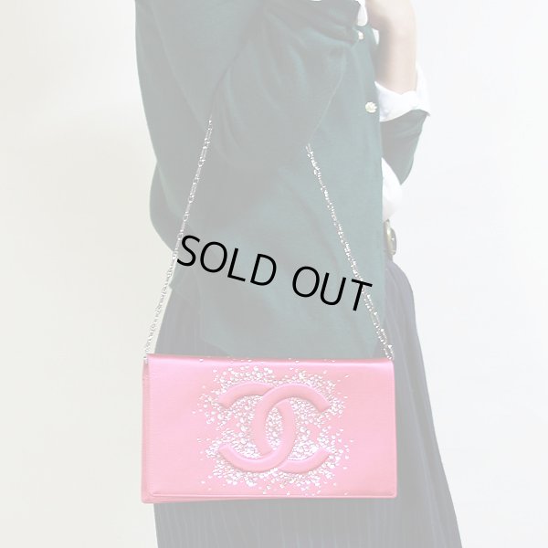 シャネル クラッチ チェーンバック ピンク/SIV金具 掛けたイメージ