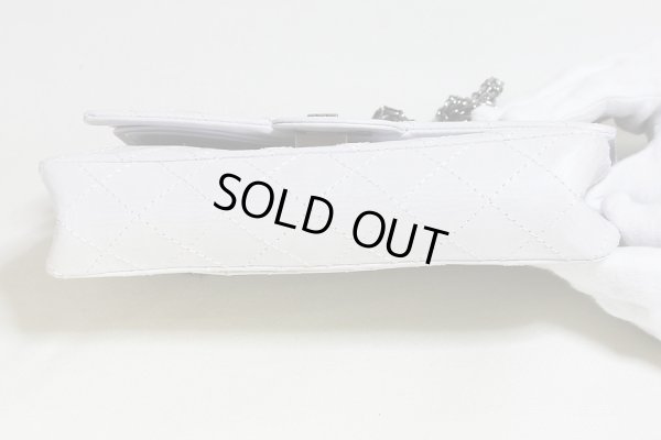 シャネル 2.55ライン Wチェーンショルダーバック A30225 ホワイト ヴィンテージ加工 底