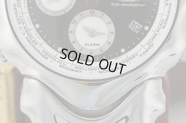 オークリー　ＧＭＴアラーム　黒文字盤　拡大