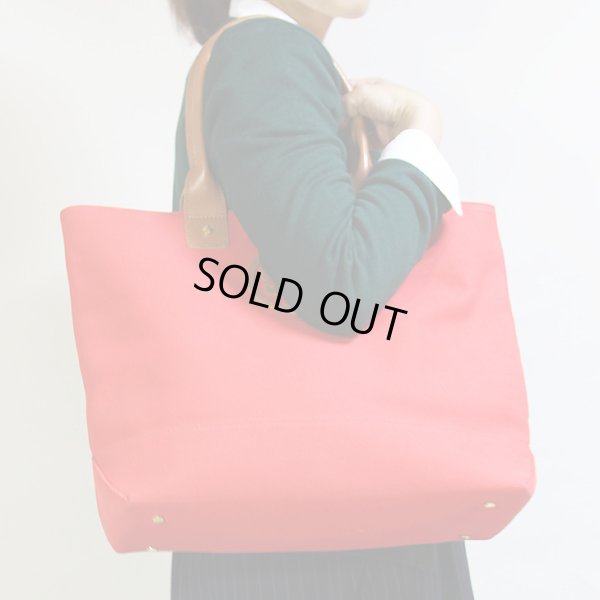 トリーバーチ  トートバック No.79911-02004 オレンジ　持ったイメージ