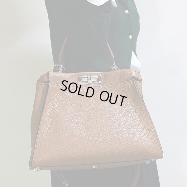 フェンディ  セレリア ピーカブー 8BN226 ブラウン 持ったイメージ