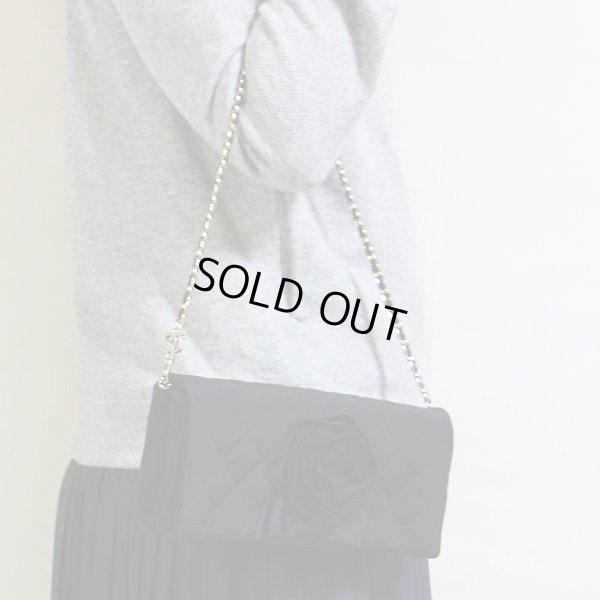 シャネル チェーンショルダーバック ブラック/SIV金具 持ったイメージ