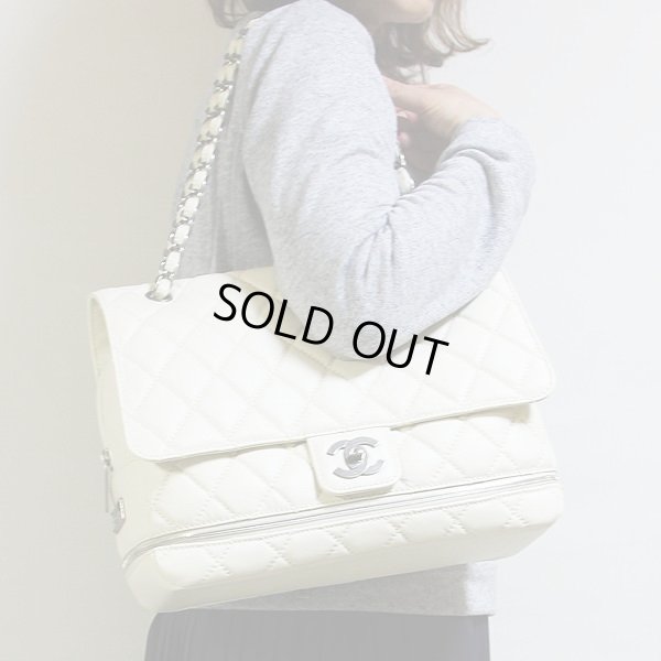 シャネル パリ・ニューヨークコレクション Wチェーンショルダーバック A32461 アイボリー/SIV金具 持ったイメージ