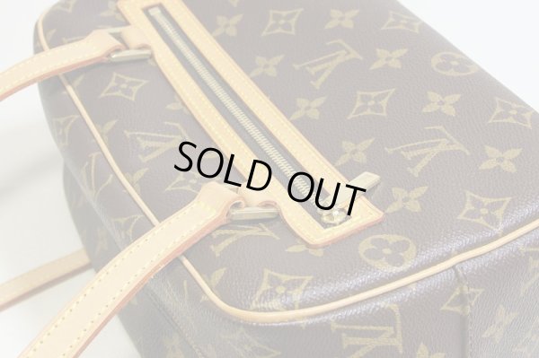 ヌメ革全体に焼け、一部シミ、パイピング部に一部スレが見受けられますが全体的に状態の良い綺麗な商品です。