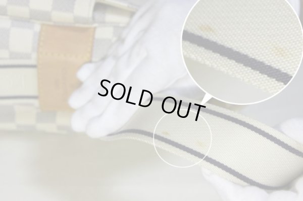 ショルダーストラップ、ポケットフラップ裏にシミが見受けられますが、全体的には綺麗な商品です。