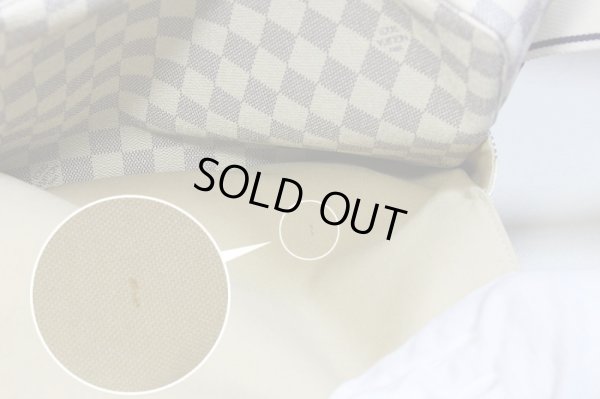 ショルダーストラップ、ポケットフラップ裏にシミが見受けられますが、全体的には綺麗な商品です。