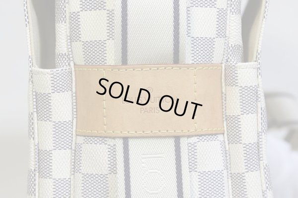 ショルダーストラップ、ポケットフラップ裏にシミが見受けられますが、全体的には綺麗な商品です。