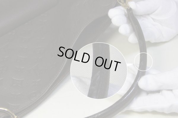 持ち手・ショルダー縁周りコーティングに、スレ・凹み跡が所々に見られます。