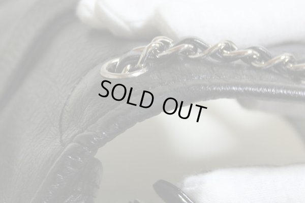 フラップ部のサイドにスレがありますが目立ったダメージのない綺麗な商品です。