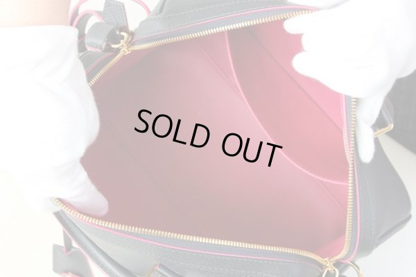 バックの内側にスレ傷がありますが、ほぼ使用感を感じない綺麗な商品です。