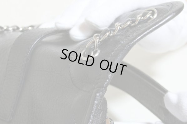 フラップ部のサイドにスレがありますが目立ったダメージのない綺麗な商品です。