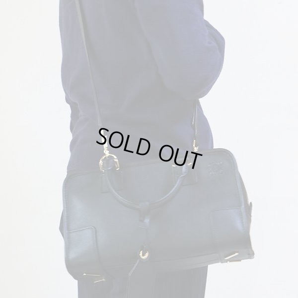 ロエベ アマソナ28 352.03.N03 ブラック/ゴールド金具 掛けたイメージ