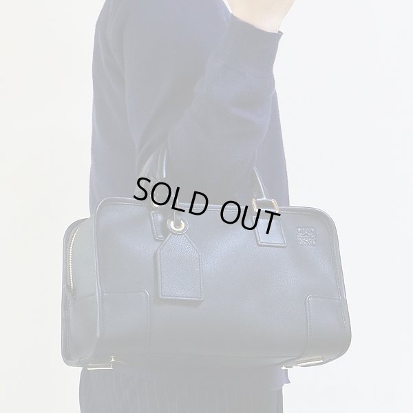 ロエベ アマソナ28 352.03.N03 ブラック/ゴールド金具 持ったイメージ