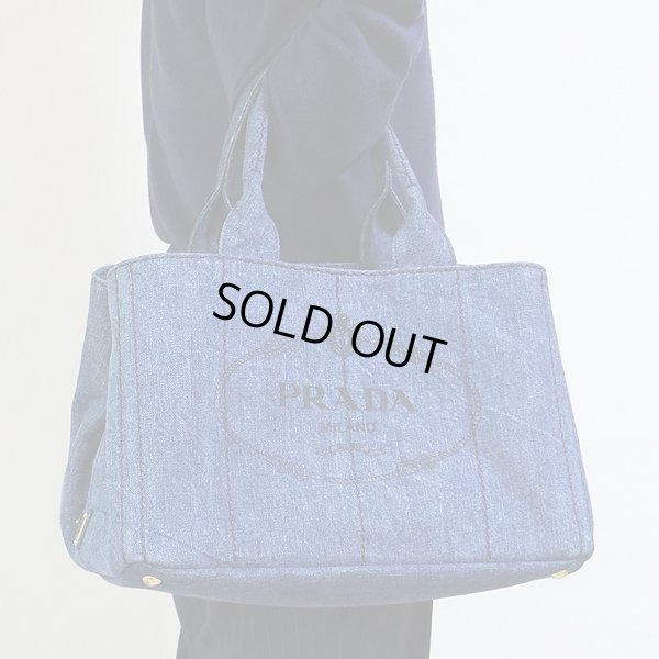 プラダ カナパ トートバック B1877B AVIO(ネイビー) 持ったイメージ