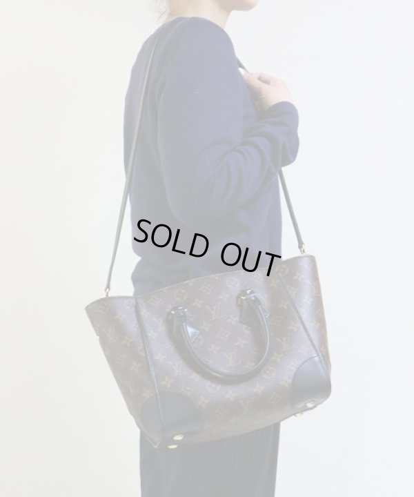 ハンドルと取り外し可能なショルダーストラップ付き。