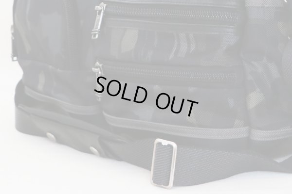 トゥミ 「エバレット」エッセンシャル・トート 222340GC2 グレイカモ サイド下部