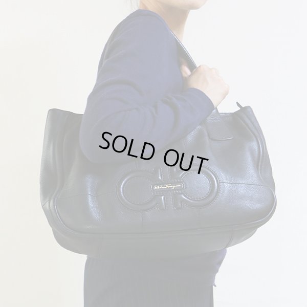 フェラガモ サルバトーレフェラガモ IZZIE ダブルガンチーニ トートバック GG-21D684 ブラック 掛けたイメージ