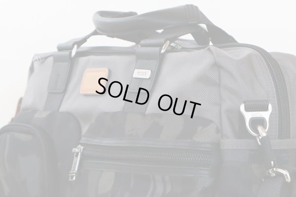 トゥミ 「エバレット」エッセンシャル・トート 222340GC2 グレイカモ サイド上部