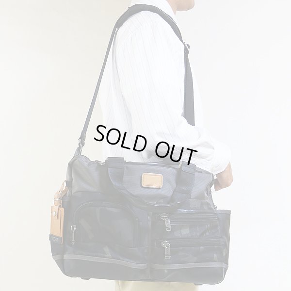 トゥミ 「エバレット」エッセンシャル・トート 222340GC2 グレイカモ 掛けたイメージ