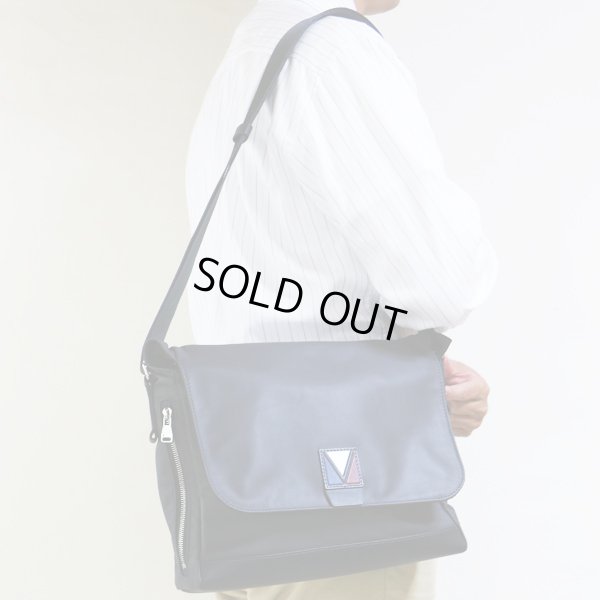 ルイヴィトン　クロス M50443 アスファルトグレー　掛けたイメージ