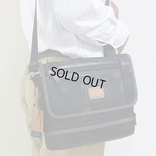 トゥミ 「ビール」クロスボディ 222371GC2 グレイカモ 掛けたイメージ