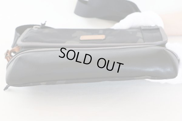 トゥミ 「ビール」クロスボディ 222371GC2 グレイカモ 底