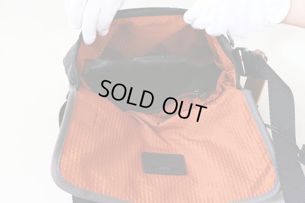 トゥミ 「ビール」クロスボディ 222371GC2 グレイカモ 中身