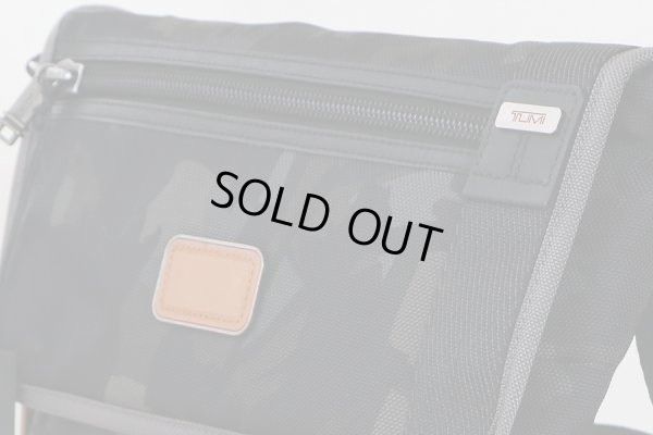 トゥミ 「ビール」クロスボディ 222371GC2 グレイカモ サイズ上部