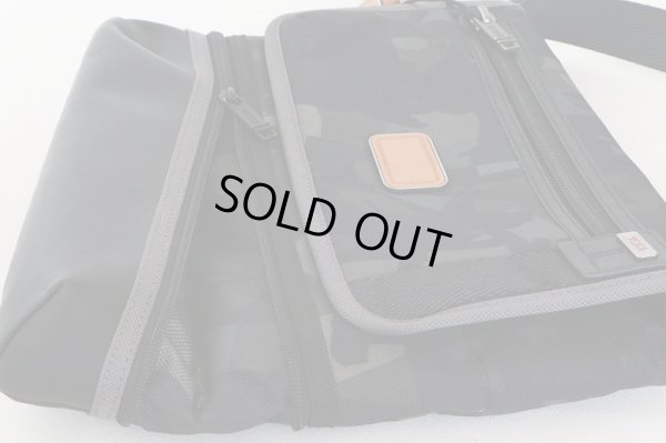 トゥミ 「ビール」クロスボディ 222371GC2 グレイカモ Wファスナー