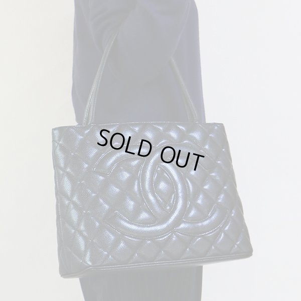 シャネル 復刻トートバック A01804 ブラック/ゴールド金具 持っているイメージ