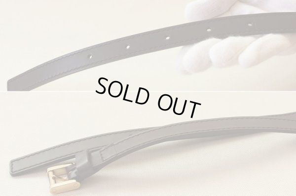 ショルダー部に少々シワ・金具跡、金具に小傷が見受けられますが、全体的には綺麗な商品です。